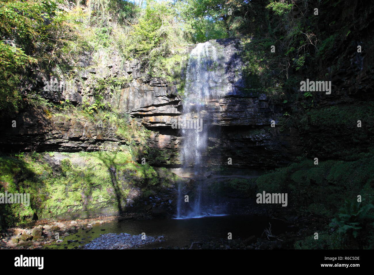 Henrhyd Falls, avec un 90ft.L'automne, ce sont les plus hautes chutes d'eau en Nouvelle-Galles du Sud, situé dans le parc national de Brecon Beacons dans Powys Banque D'Images