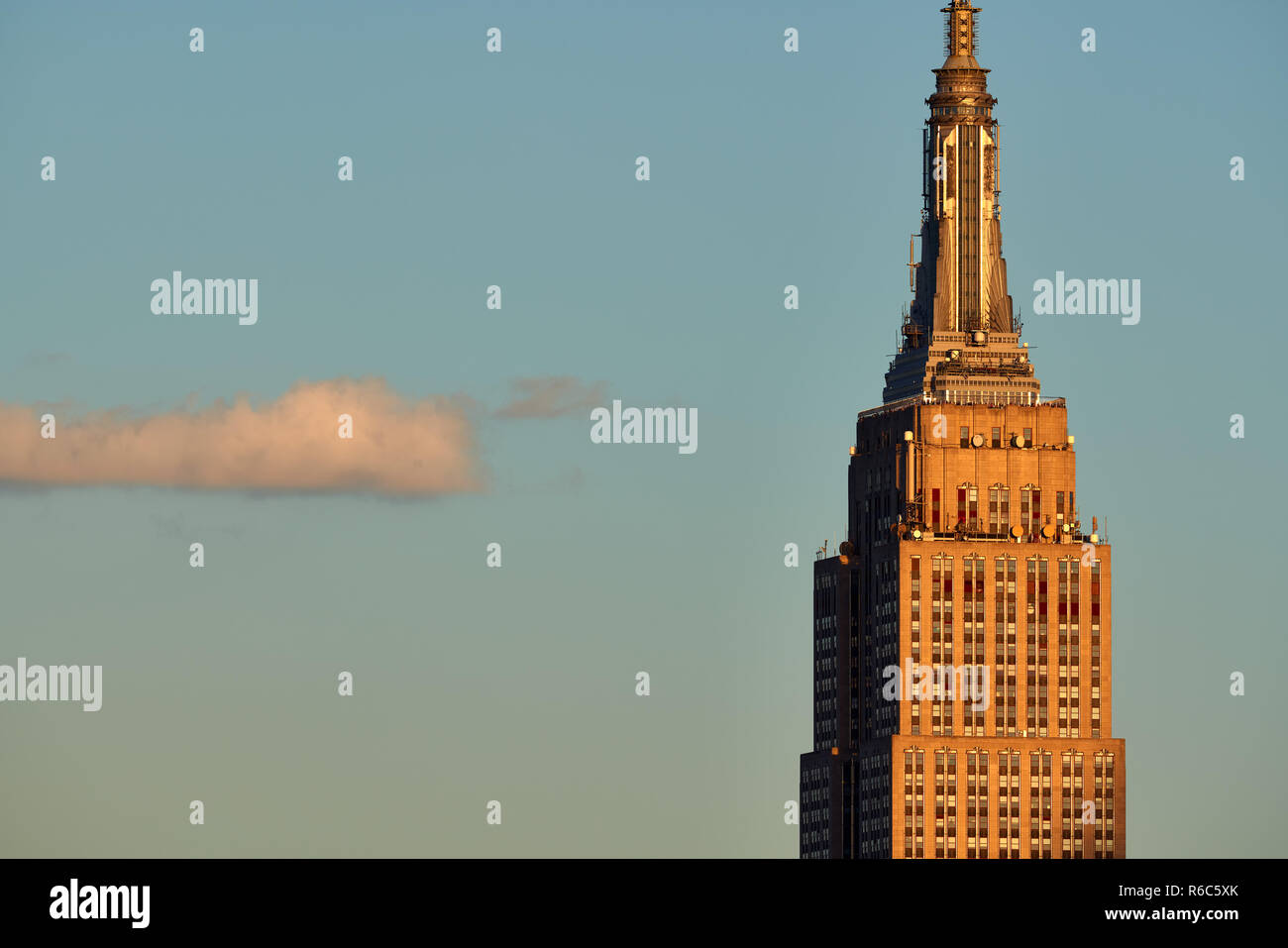 Haut de l'Empire State Building gratte-ciel de coucher de la lumière. Manhattan, New York City, USA Banque D'Images