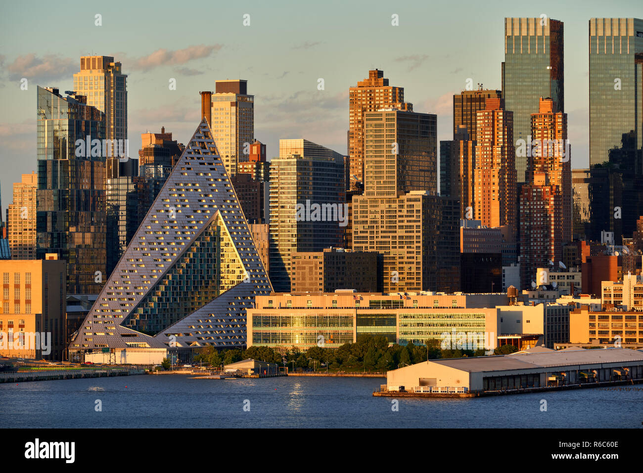 Vue aérienne de Midtown West coucher de grattes-ciel de Manhattan y compris l'unique, en forme de pyramide moderne Via Ouest 57. New York City, USA Banque D'Images