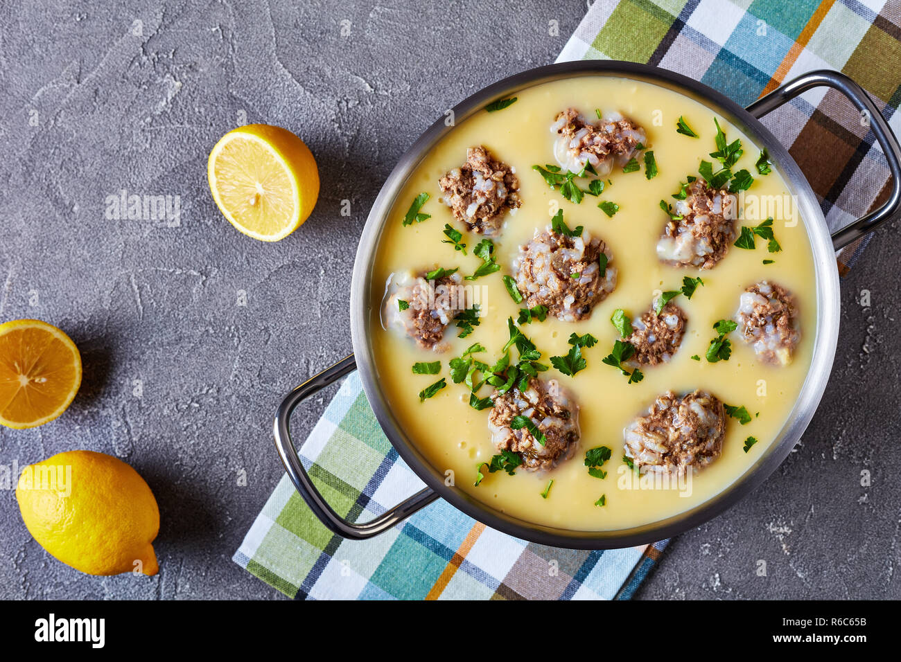 Soupe De Boulettes De Grec Copieux Giouvarlakia Youvarlakia Oeufs En Sauce Au Citron Dans Une Casserole De Metal Sur Une Serviette De Table En Beton Avec Vue De Dessus Photo Stock
