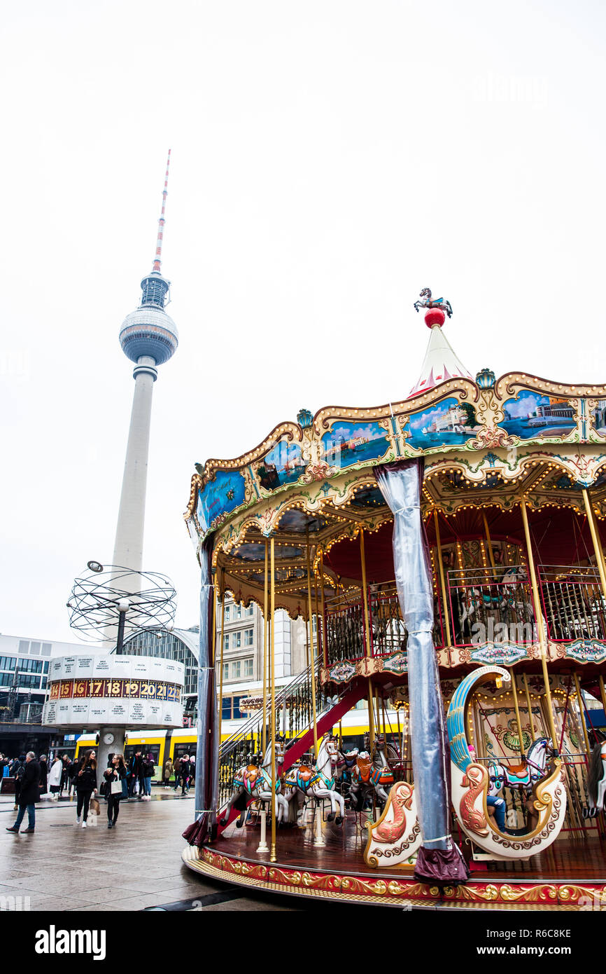 BERLIN, ALLEMAGNE - Mars, 2018 : ancienne mode carrousel situé au centre-ville de Berlin Alexanderplatz sur une froide fin de journée d'hiver Banque D'Images