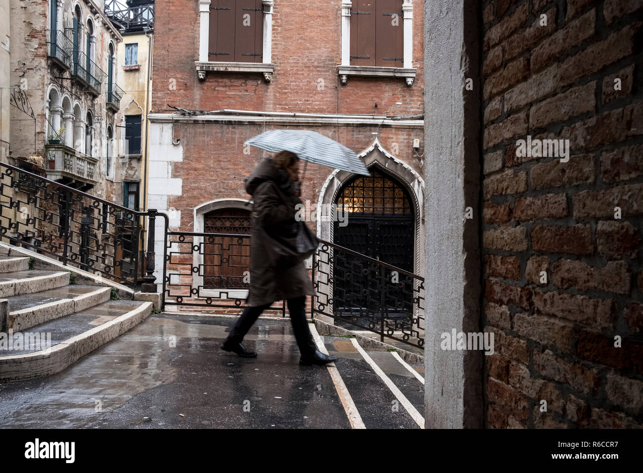 Venise, le Portugal - 11 décembre 2017 : femme marche à Venise un jour de pluie Banque D'Images