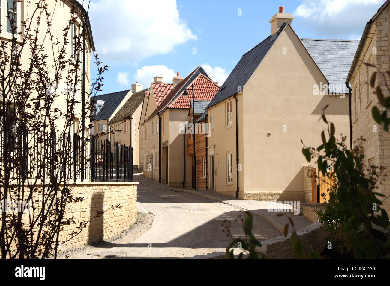Un nouveau pays de l'Ouest Village construit par maisons Bloor dans un style traditionnel et la couleur. Rendre par Weber, une Compagnie de Saint-Gobain Banque D'Images