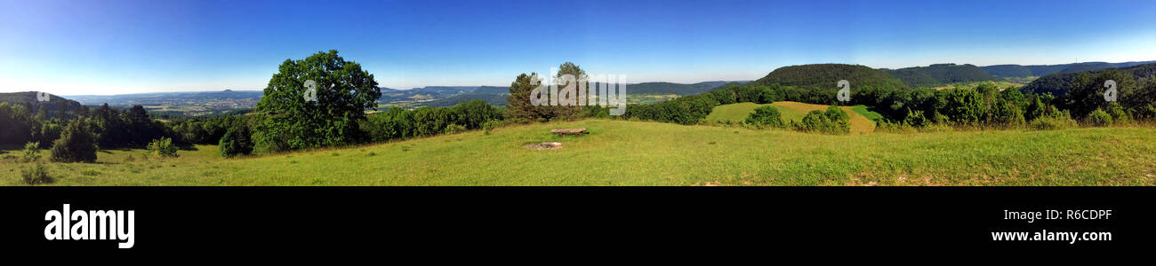 Vue panoramique de la colline de Burren Grave Celtique le Sud de l'Allemagne Banque D'Images