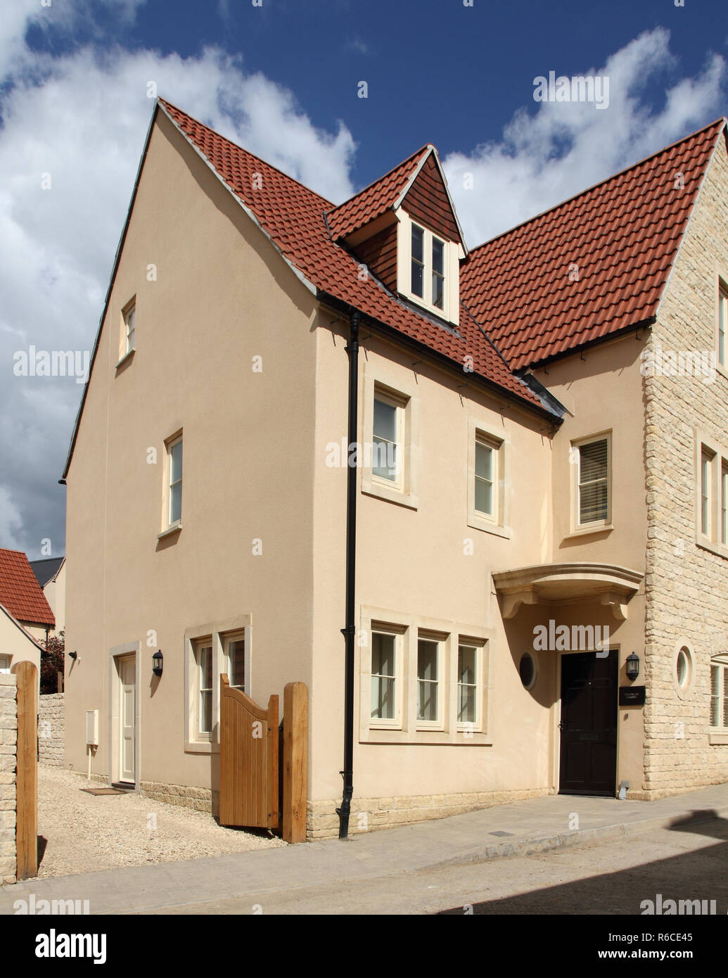 Un nouveau pays de l'Ouest Village construit par maisons Bloor dans un style traditionnel et la couleur. Rendre par Weber, une Compagnie de Saint-Gobain Banque D'Images