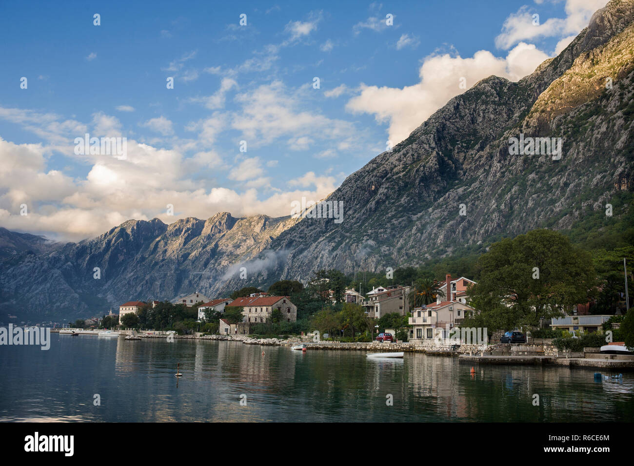 Le Waterside à Dobrota, Bouches de Kotor (baie de Kotor), Monténégro Banque D'Images