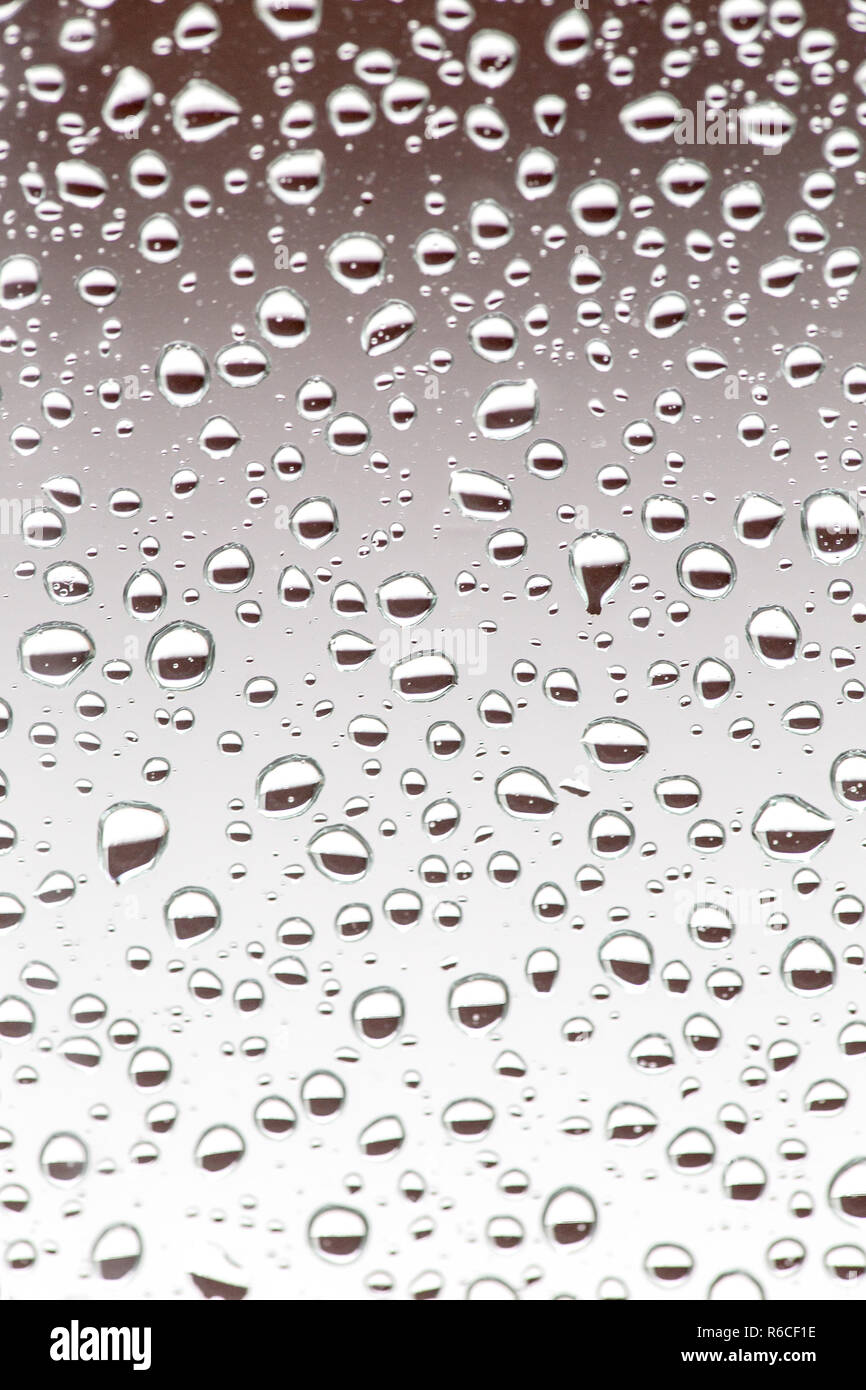 Gouttes de pluie sur la vitre de l'arrière-plan, texture de fond goutte d'eau. Banque D'Images