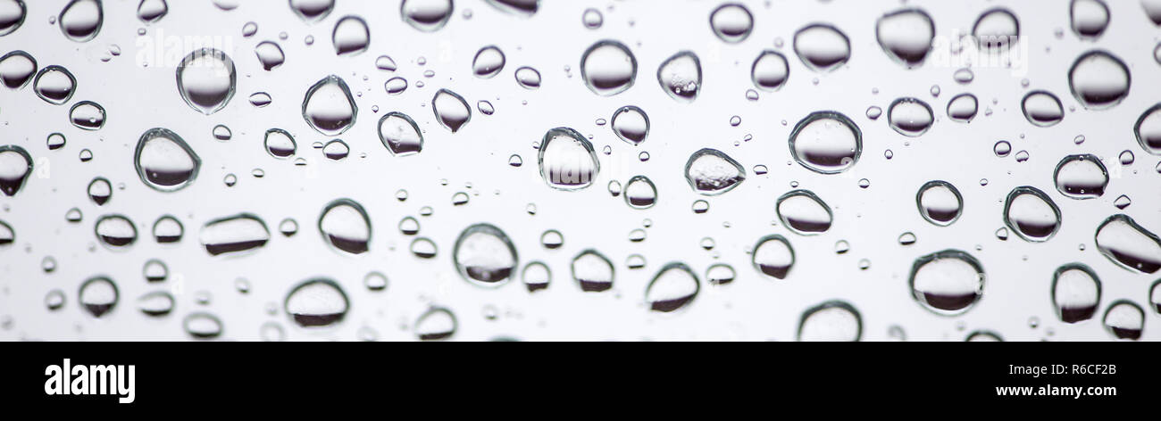 Gouttes de pluie sur la vitre de l'arrière-plan, texture de fond goutte d'eau. Banque D'Images