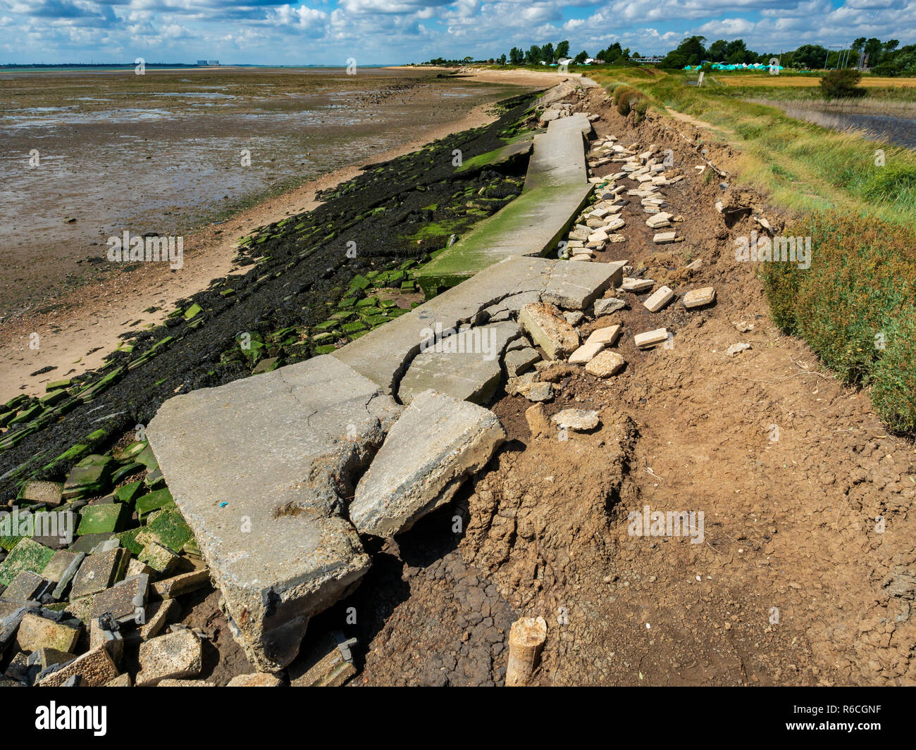 La plage est endommagé les défenses Mersea Island Essex Banque D'Images