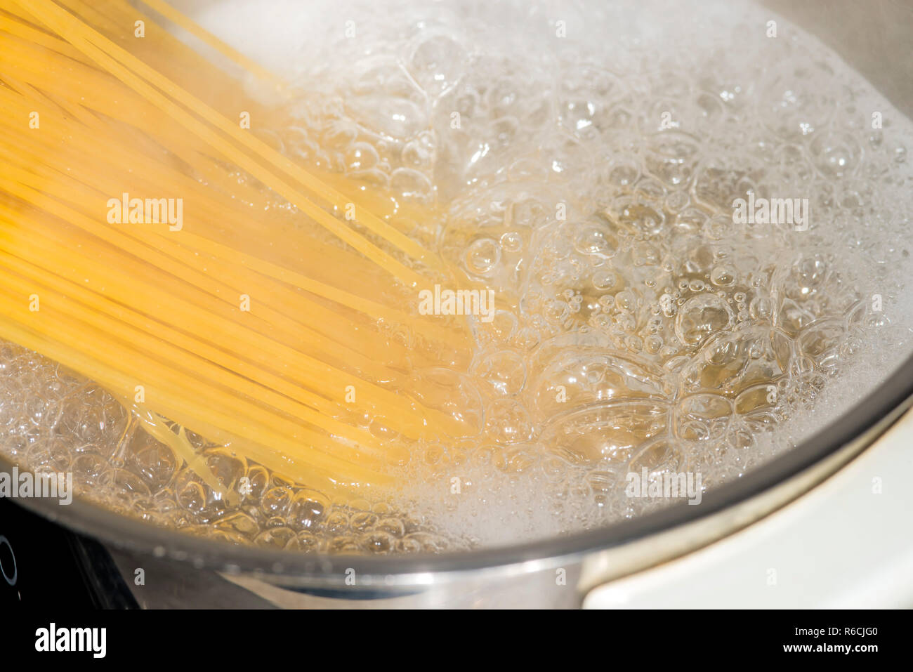 Spaghetti dans l'eau bouillante Banque D'Images