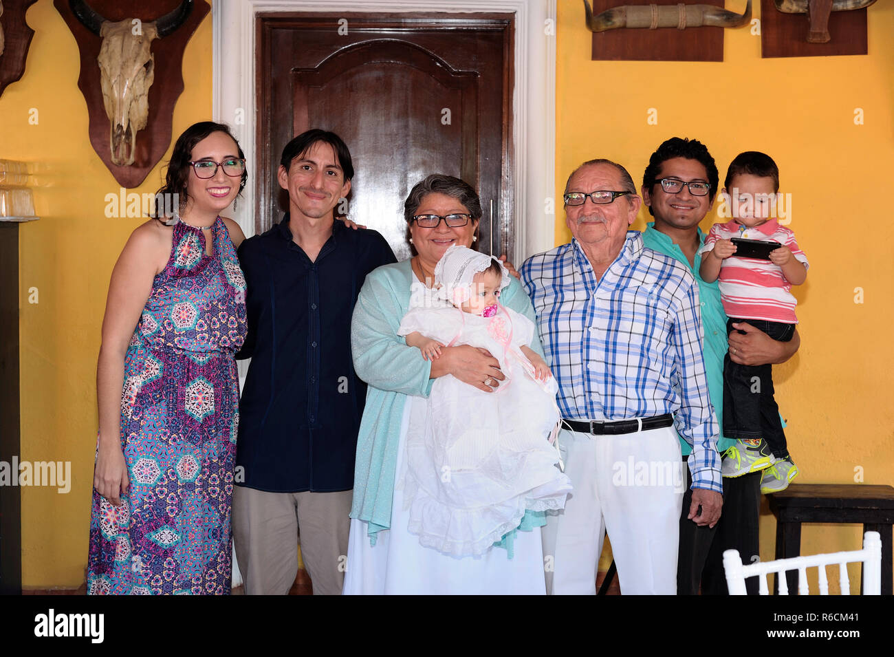 MERIDA, YUC/MEXIQUE - NOV 13, 2017 : candid portrait de vous tenir le juste baptisé baby girl à la fête. Banque D'Images