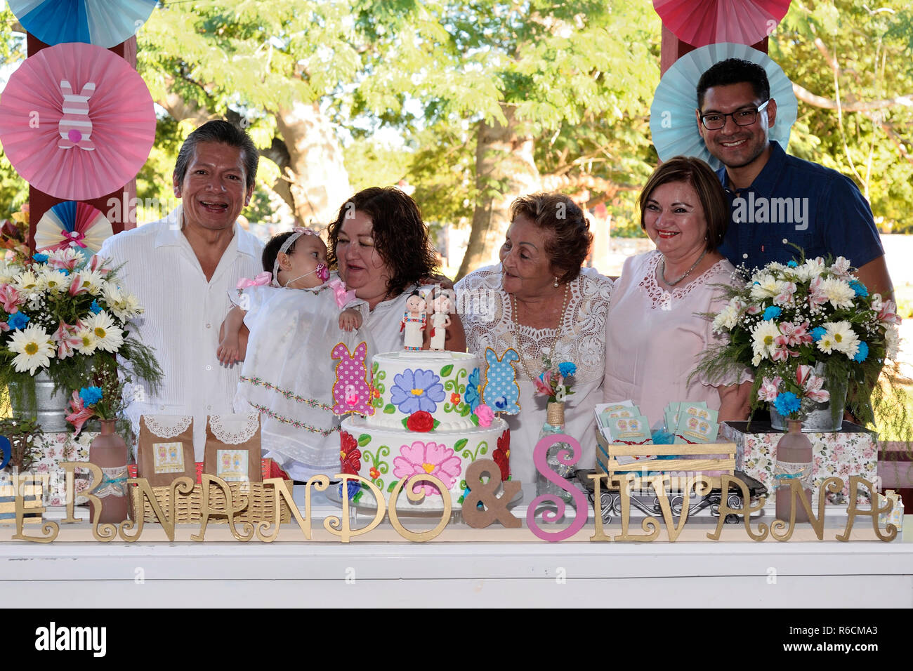 MERIDA, YUC/MEXIQUE : NOV 13, 2017 : portrait de groupe de famille et invités avec juste baptisé baby girl à son parti. Banque D'Images