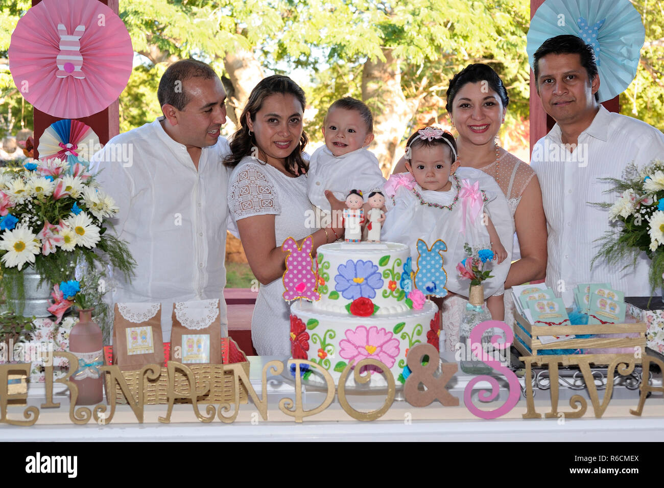 MERIDA, YUC/MEXIQUE : NOV 13, 2017 : portrait de groupe de parrains avec juste baptisé bébé fille et garçon à leur parti. Banque D'Images
