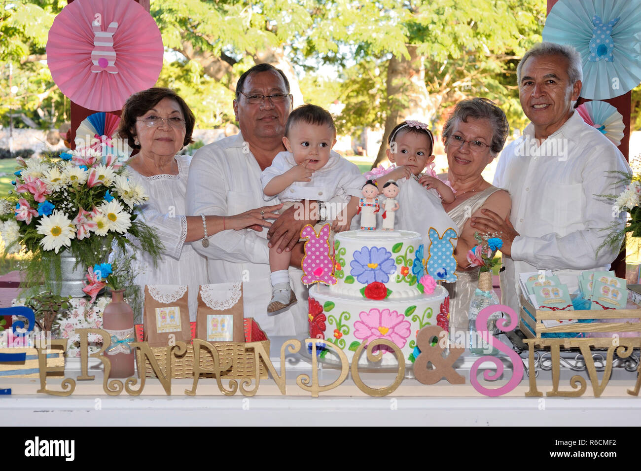 MERIDA, YUC/MEXIQUE : NOV 13, 2017 : portrait de groupe des grands-parents avec juste baptisé bébé fille et garçon à leur parti. Banque D'Images