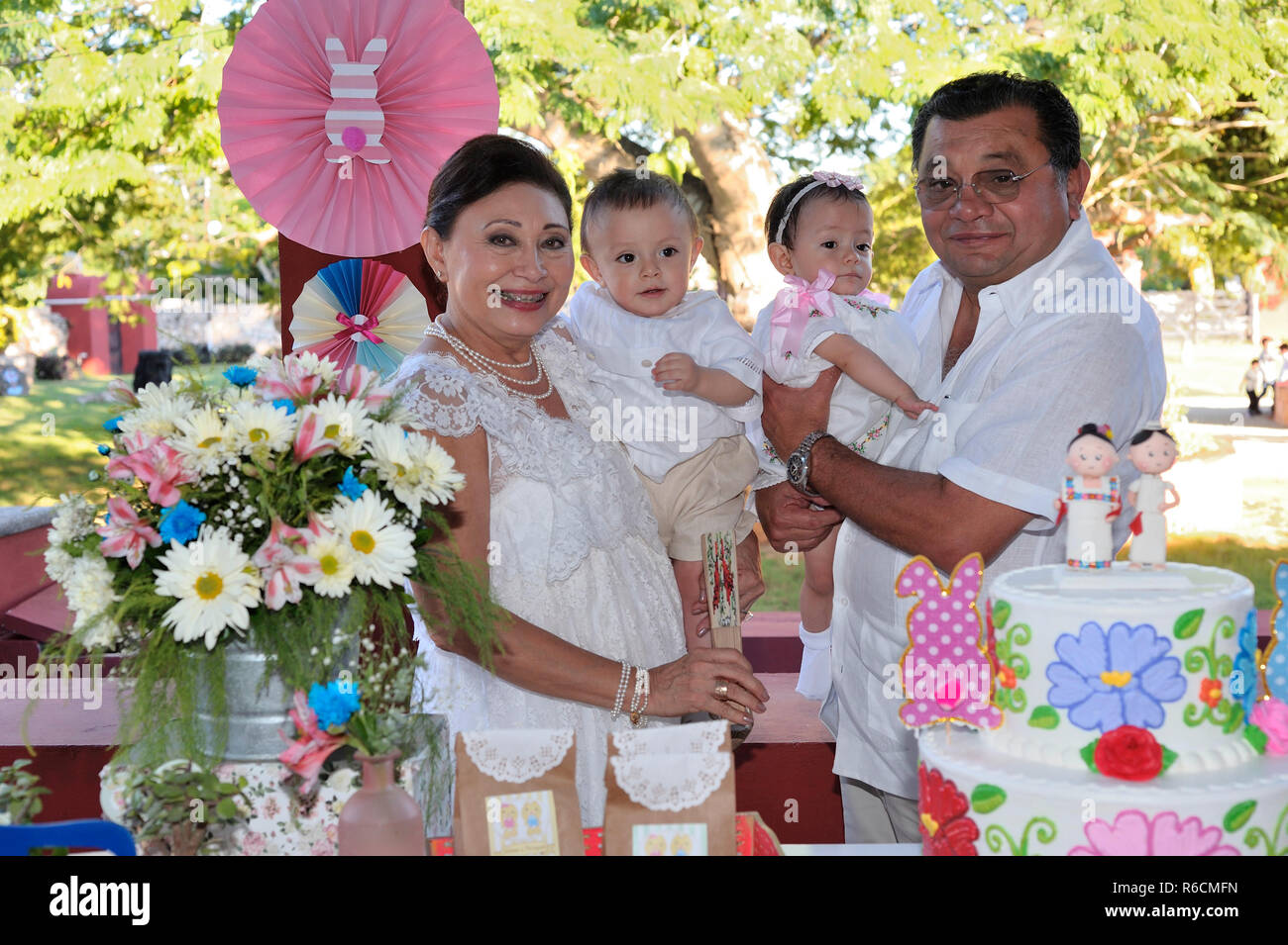 MERIDA, YUC/MEXIQUE : NOV 13, 2017 : portrait de groupe de parents famille avec juste baptisé bébé fille et garçon à leur parti. Banque D'Images