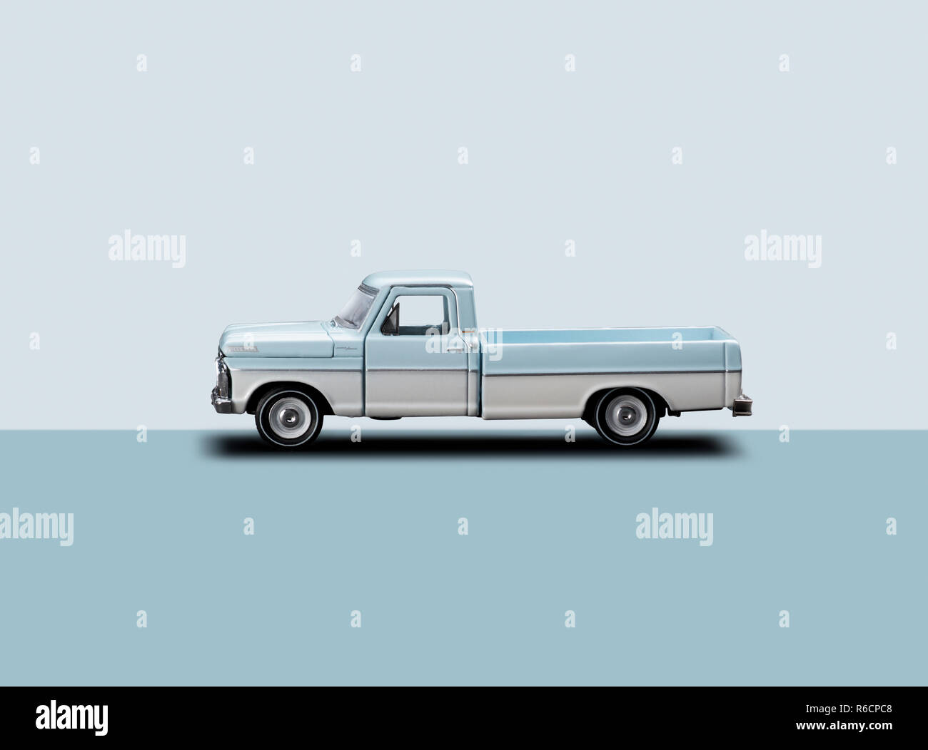 Jouet camion bleu rétro métal van contre un fond uni Banque D'Images