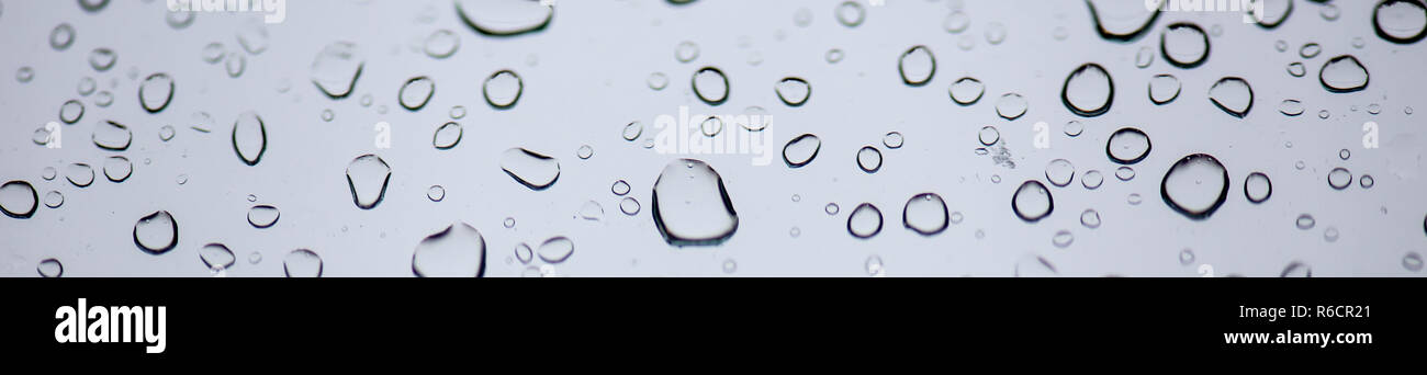 Gouttes de pluie sur la vitre de l'arrière-plan, texture de fond goutte d'eau. Banque D'Images