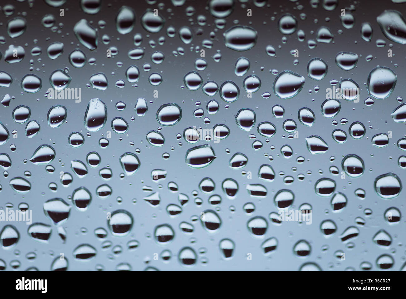 Gouttes de pluie sur la vitre de l'arrière-plan, texture de fond goutte d'eau. Banque D'Images