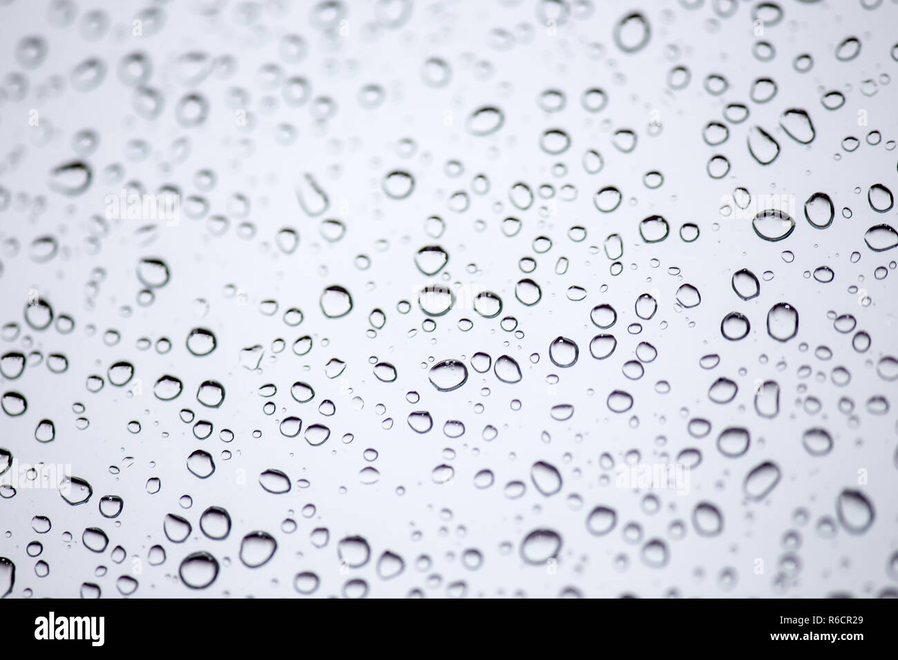 Gouttes de pluie sur la vitre de l'arrière-plan, texture de fond goutte d'eau. Banque D'Images