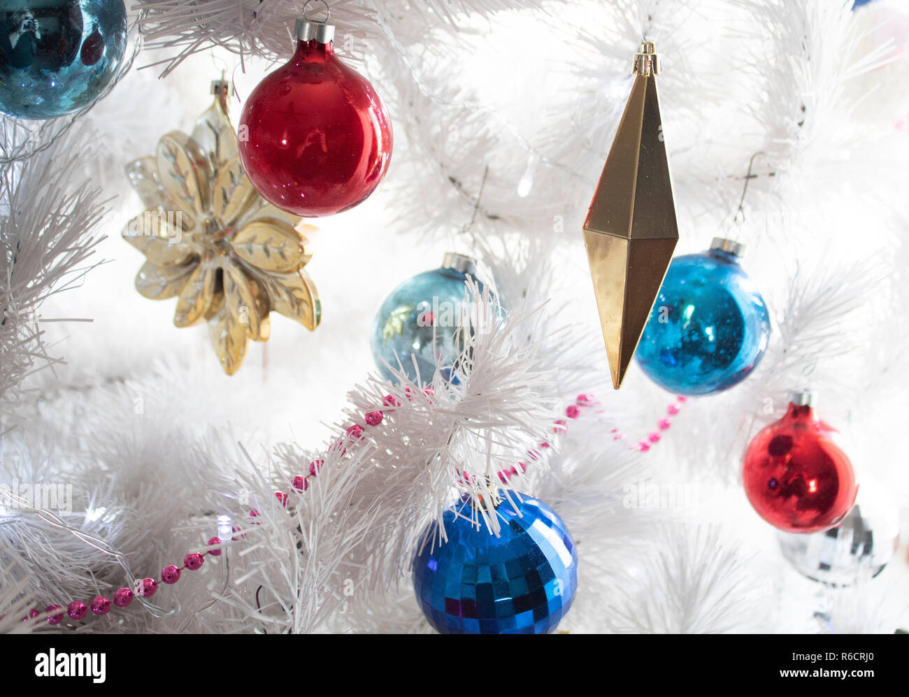 Arbre de Noël artificiel blanc vintage avec ornements antiques Banque D'Images