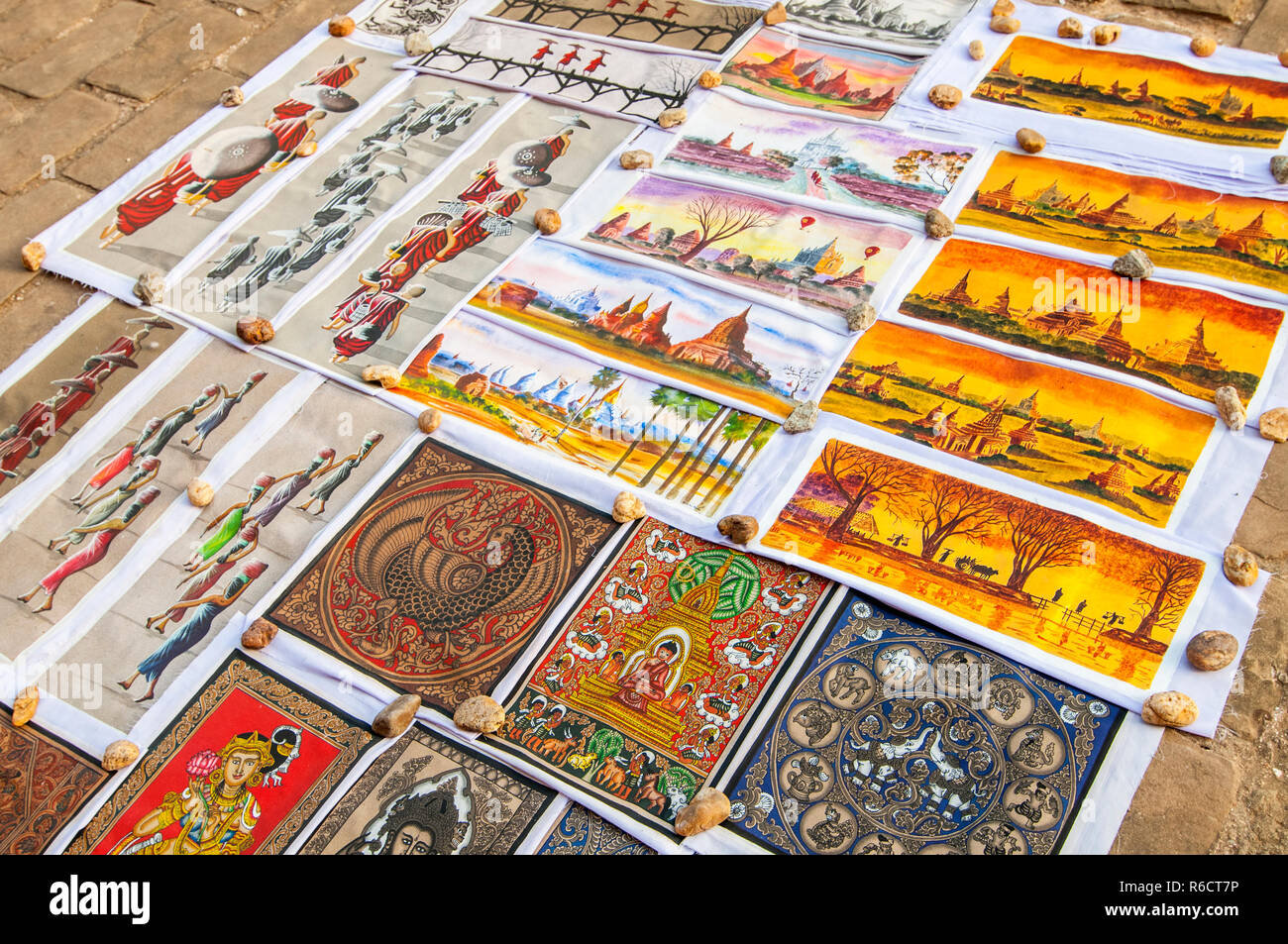 Peintures de sable à vendre à Bagan, Myanmar peintures de sable sont populaires parce qu'ils sont faits à l'aide de chiffon Sand-Covered comme un moyen plutôt qu'Ordinaire C Banque D'Images
