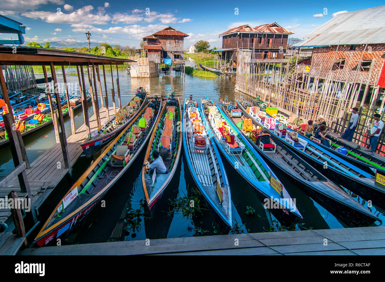 Bateaux attendent les touristes, Nyaung Shwe, lac Inle, l'État de Shan, Myanmar Banque D'Images