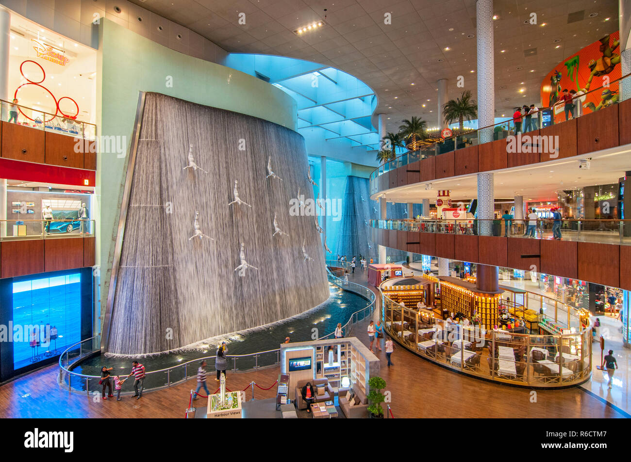 Vue sur les chutes d'artistique dans le Dubai Mall, le plus grand centre commercial, centre ville de Dubaï, Emirats Arabes Unis Banque D'Images