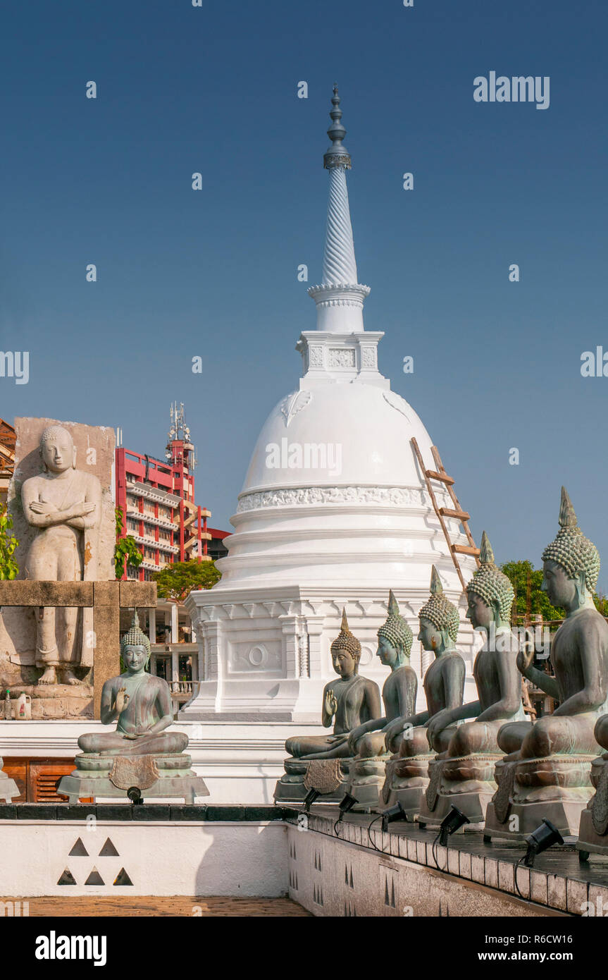 Statues de Bouddha assis célèbre stupa et dans le Temple de Seema Malaka à Colombo, Sri Lanka c'est situé sur le lac Beira et fait partie de la Gangaramaya Banque D'Images