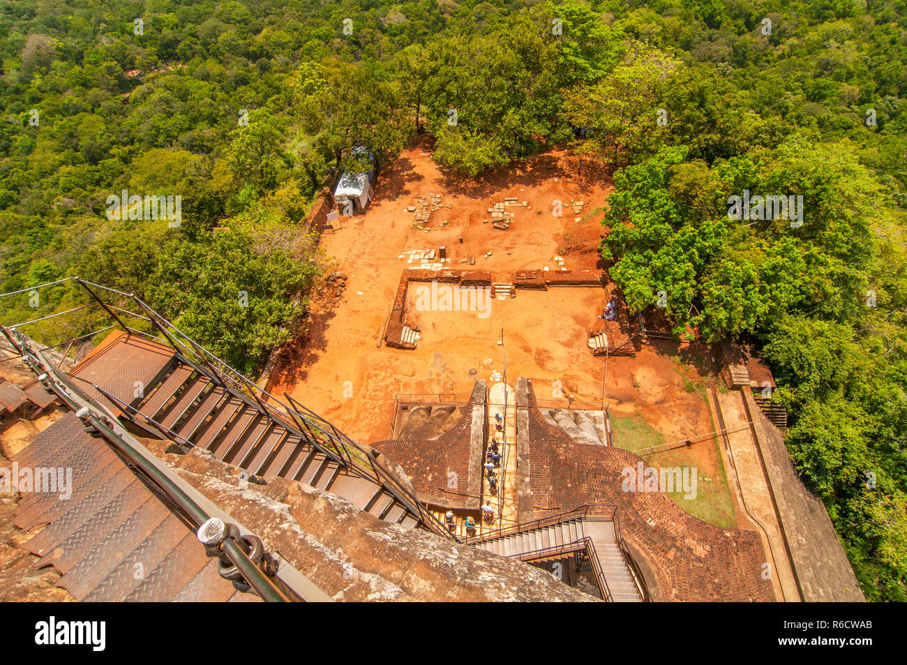 Vue en bas de l'Escalier du Rocher de Sigiriya ou Lion Rock, un site du patrimoine mondial près de Dambulla, Sri Lanka Banque D'Images