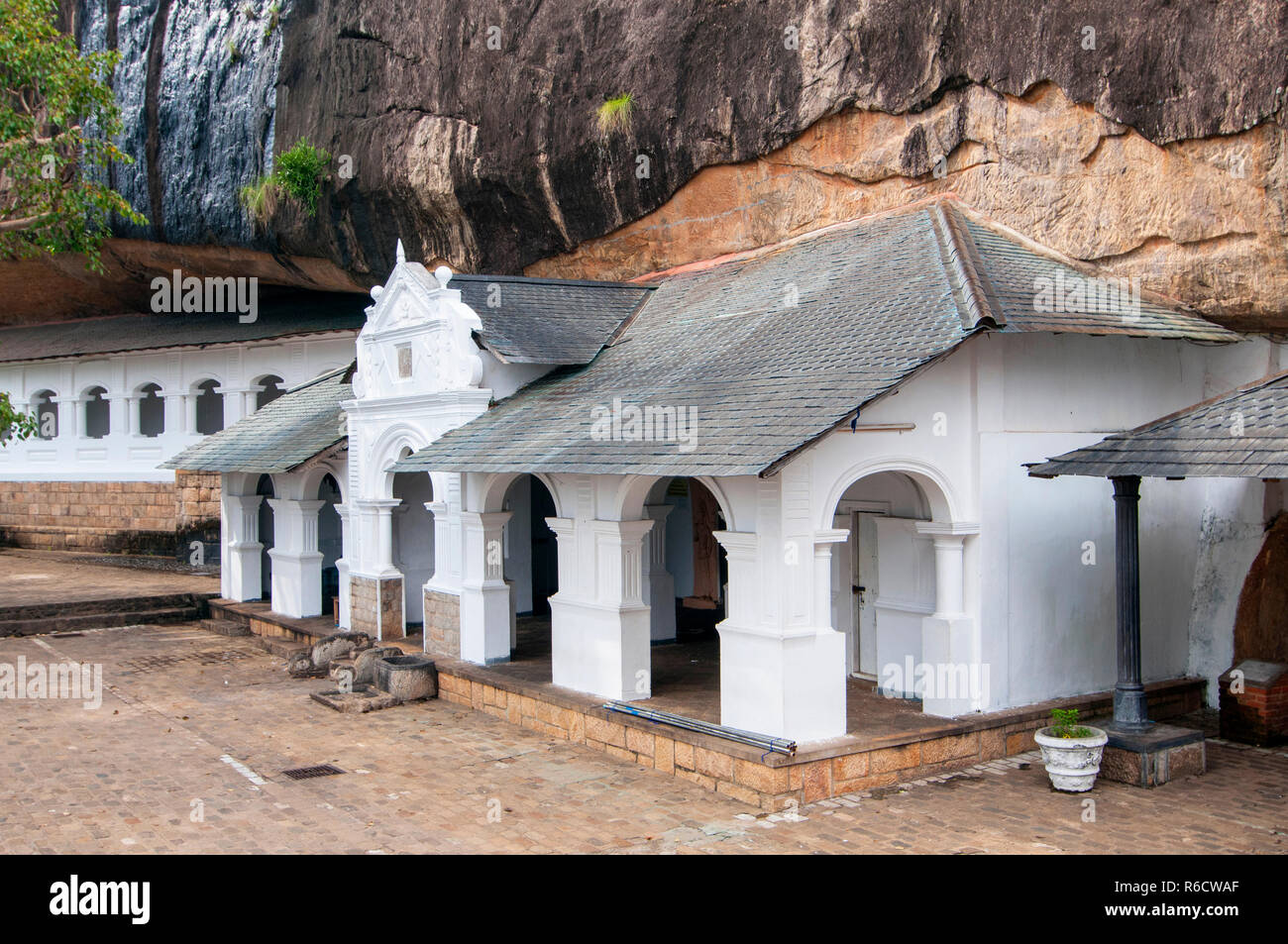 Entrée au Temple d'or de Dambulla et Best-Preserved La plus grande Cave Temple complexe au Sri Lanka Banque D'Images