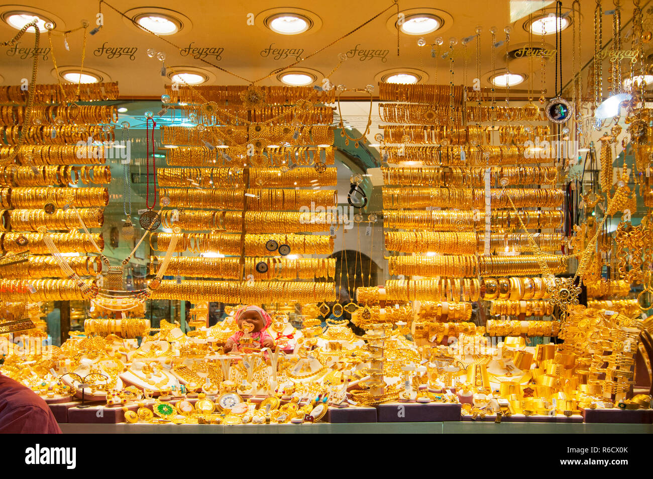 Accessoires d'or dans la fenêtre d'affichage d'un magasin de bijoux au  Grand Bazar à Istanbul, Turquie Photo Stock - Alamy