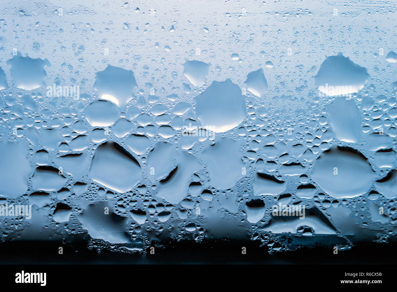 La condensation, vapeur, pluie, gouttes d'eau de différentes tailles sur une surface en verre. Banque D'Images