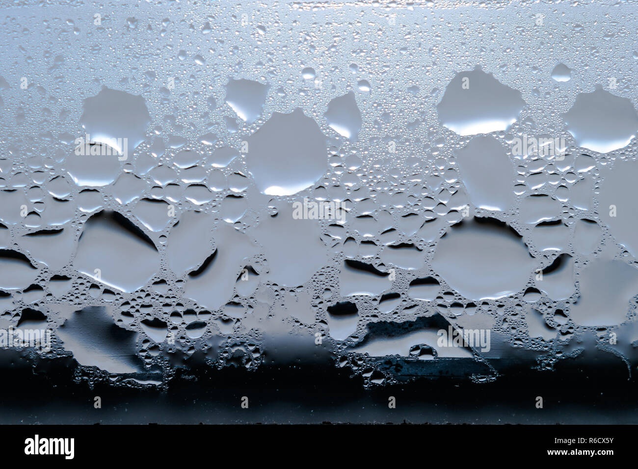 La condensation, vapeur, pluie, gouttes d'eau de différentes tailles sur une surface en verre. Banque D'Images