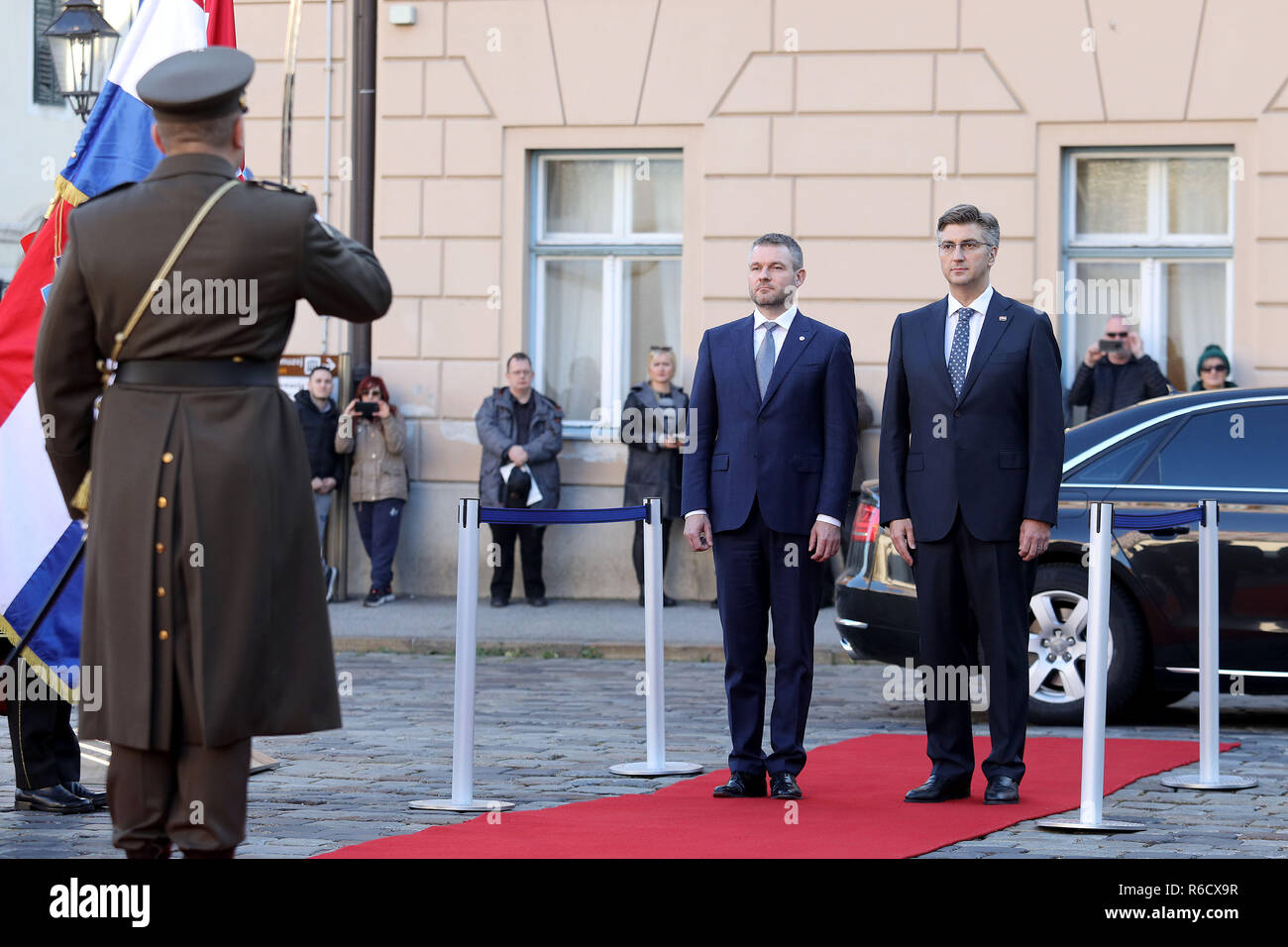 Zagreb, Croatie. 9Th Jul 2018. Premier ministre croate Andrej Plenkovic (R) reçoit le Premier ministre slovaque Peter Pellegrini à Zagreb, Croatie, le 4 décembre 2018. Le sommet de deux jours de l'Initiative centre-européenne (ICE) a commencé ici lundi. Cinq premiers ministres et hauts fonctionnaires de 18 États ont participé au sommet pour discuter de questions de sécurité et d'économie. Credit : Patrik Macek/Xinhua/Alamy Live News Banque D'Images