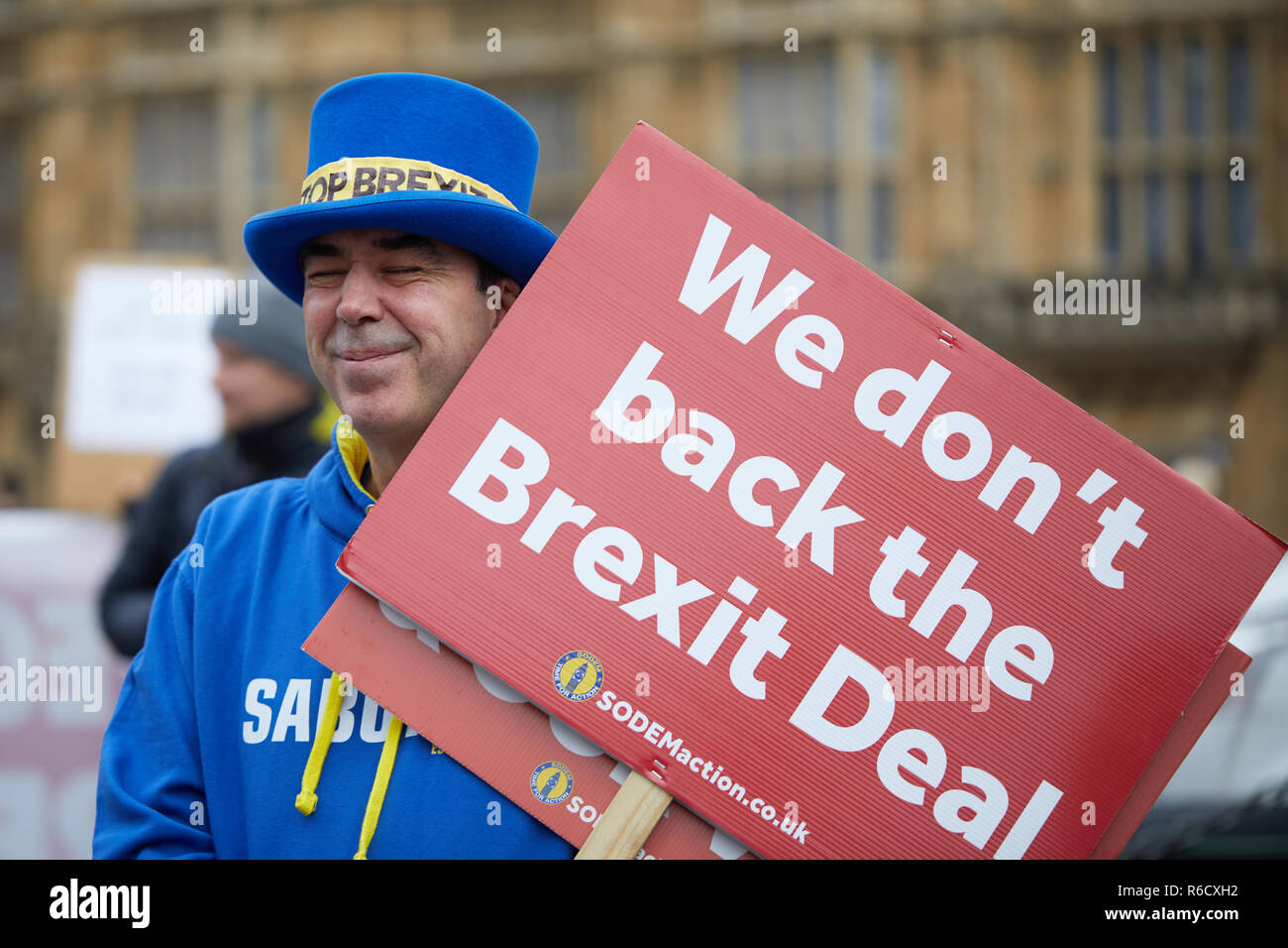 Londres, Royaume-Uni. 9Th Jul 2018. Steven Bray, fondateur du stand de Défi Mouvement européen, avec une pancarte à l'extérieur du Parlement. Crédit : Kevin J. Frost/Alamy Live News Banque D'Images
