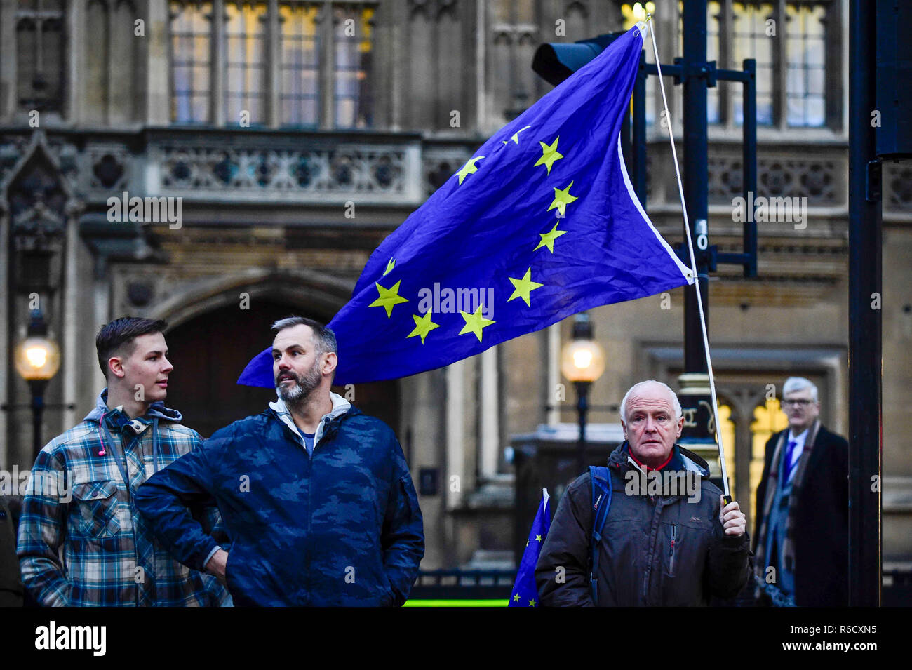 Londres, Grande-Bretagne. 9Th Jul 2018. Anti-Brexit rassembler des manifestants à l'extérieur de la Chambre des communes de Londres, la Grande-Bretagne, le 4 décembre 2018. Le Premier ministre britannique Theresa May a dit les cinq jours Brexit débat entamé mardi soir à la Chambre des communes ne pourra fixer le cours La Grande-Bretagne prend pour les décennies à venir. Mardi prochain, les députés se prononceront sur l'opportunité d'appuyer ou de rejeter un accord conclu entre le gouvernement de mai et l'Union européenne, sur la Grande-Bretagne du futur relations avec Bruxelles. Crédit : Stephen Chung/Xinhua/Alamy Live News Banque D'Images