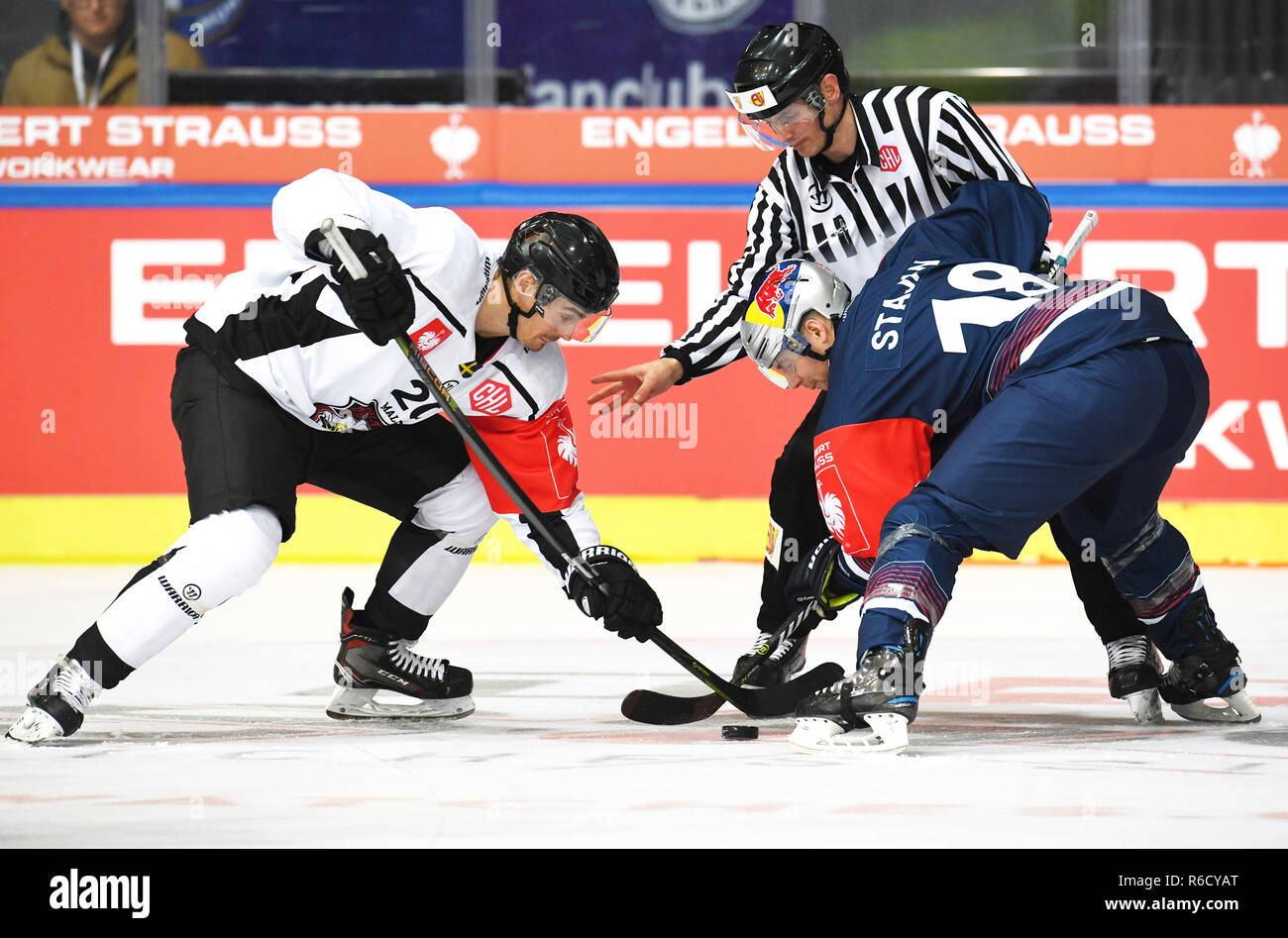 04 décembre 2018, Bavaria, Munich : hockey sur glace : Ligue des Champions, Red Bull EHC Munich - Malmö Redhawks, ronde, 1/4 de finale, première étape. Henrik Hetta (l) de Malmö et Matthew Stajan (r) de Munich à la brute. Munich gagne le jeu 2:1. Photo : Tobias Hase/dpa Banque D'Images