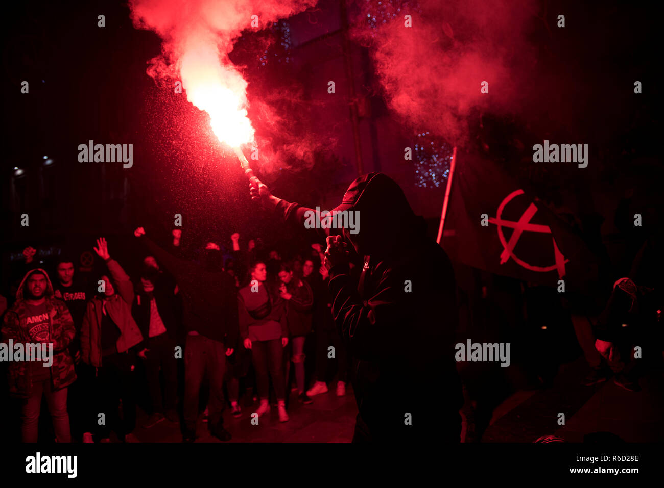 Un manifestant anti-fasciste est titulaire d'une poussée au cours de la fin de la manifestation contre l'extrême droite à Grenade. Des centaines de personnes ont manifesté pour la deuxième journée consécutive dans les rues de Grenade après la tenue de l'Assemblée anti-fasciste sur la Plaza del Carmen. La protestation a commencé hier, le 3 décembre, après l'extrême droite a obtenu 12 sièges au parlement Andalou dans le. Banque D'Images