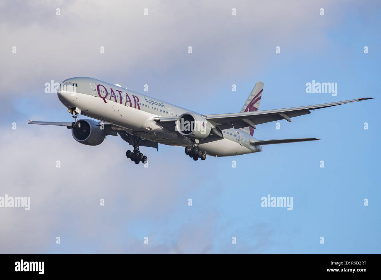 Londres, Royaume-Uni. 30Th Nov, 2018. Qatar Airways Boeing 777-300 vu l'atterrissage à l'Aéroport International de Londres Heathrow LHR/EGLL à Londres. L'aéronef est spécifiquement un Boeing 777-3DZ(ER) avec l'inscription A7-BAF, équipé de deux des plus gros moteurs à réaction, le GE90. Qatar Airways relie Londres à Doha, sur une base quotidienne. Crédit : Nicolas Economou SOPA/Images/ZUMA/Alamy Fil Live News Banque D'Images