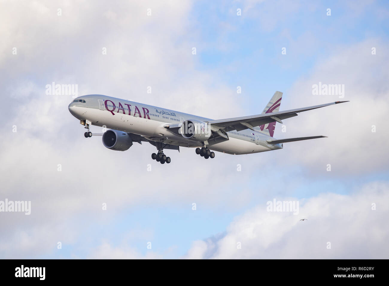 Londres, Royaume-Uni. 30Th Nov, 2018. Qatar Airways Boeing 777-300 vu l'atterrissage à l'Aéroport International de Londres Heathrow LHR/EGLL à Londres. L'aéronef est spécifiquement un Boeing 777-3DZ(ER) avec l'inscription A7-BAF, équipé de deux des plus gros moteurs à réaction, le GE90. Qatar Airways relie Londres à Doha, sur une base quotidienne. Crédit : Nicolas Economou SOPA/Images/ZUMA/Alamy Fil Live News Banque D'Images