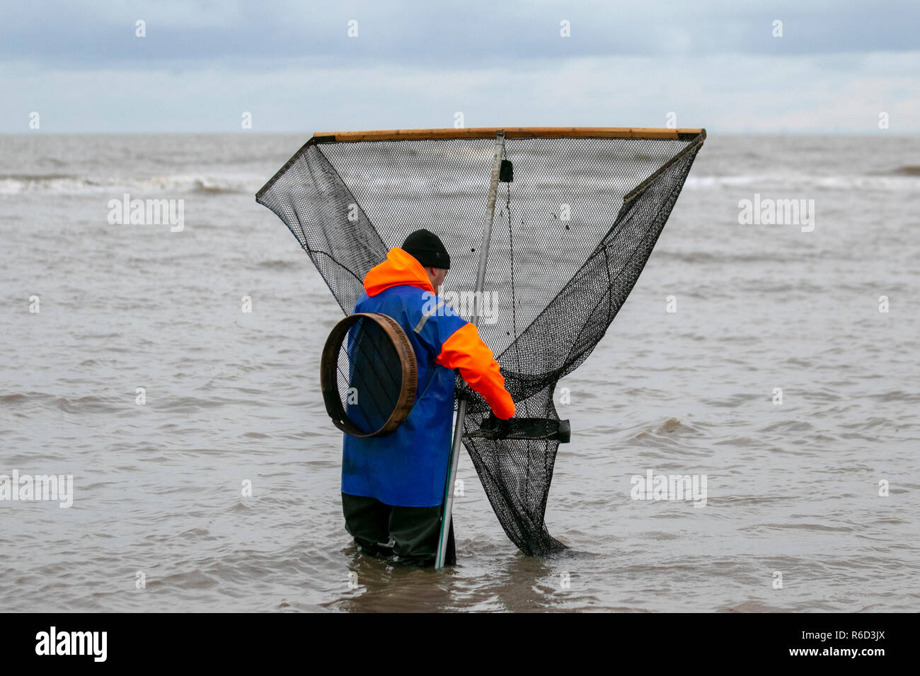 Pêcheurs De Blackpool, Lancashire. 5 décembre 2018. Royaume-Uni Météo: Ciel  gris comme les pêcheurs de crevettes Push Net chalent le rivage. Les filets  de poussée de crevettes sont idéaux pour la crevette
