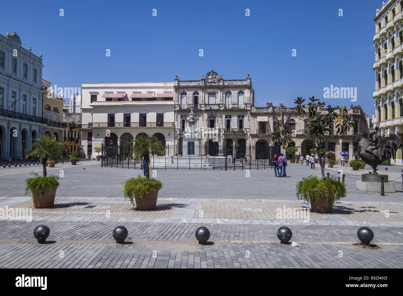 La Havane, Cuba. Sep 24, 2018. Aperçu de la plaza la place vieille ou de la Plaza Vieja Habana en espagnol, dans la Vieille Havane, Cuba. Le premier nom de la place était la plaza Nueva (nouvelle place) et n'a émergé comme un espace ouvert en 1559. Le site dans le cadre de la Vieille Havane est un UNESCO World Heritage Site. Aujourd'hui, le carré est une destination touristique populaire avec de nombreux bars et restaurants avec de la musique live dans la nuit. Crédit : Nicolas Economou SOPA/Images/ZUMA/Alamy Fil Live News Banque D'Images