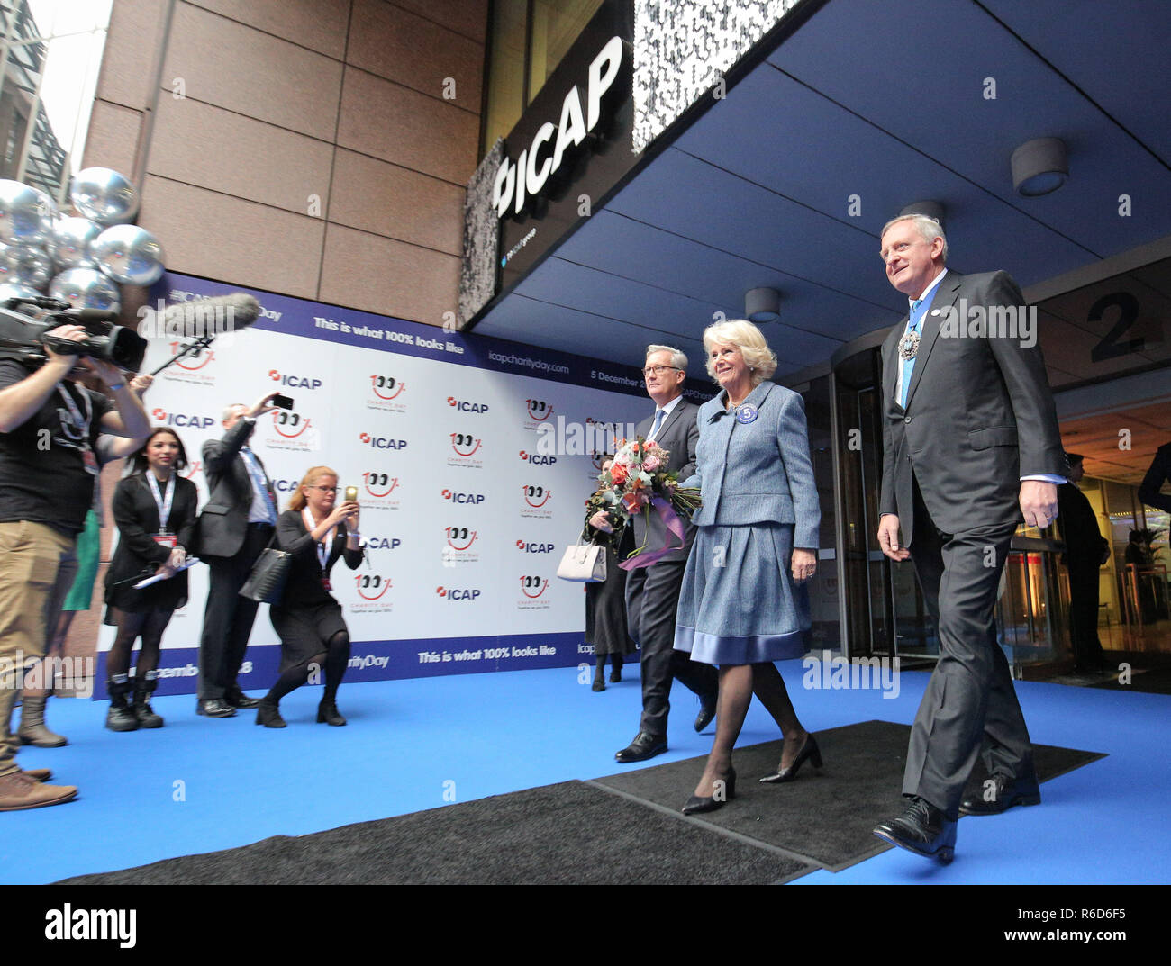 Londres, Royaume-Uni. 5 déc 2018. La duchesse de Cornouailles quitte les bureaux de NO2 Broadgate après avoir assisté à l'ICAP Charity Day annuel. Crédit : Guy Josse/Alamy Live News Banque D'Images