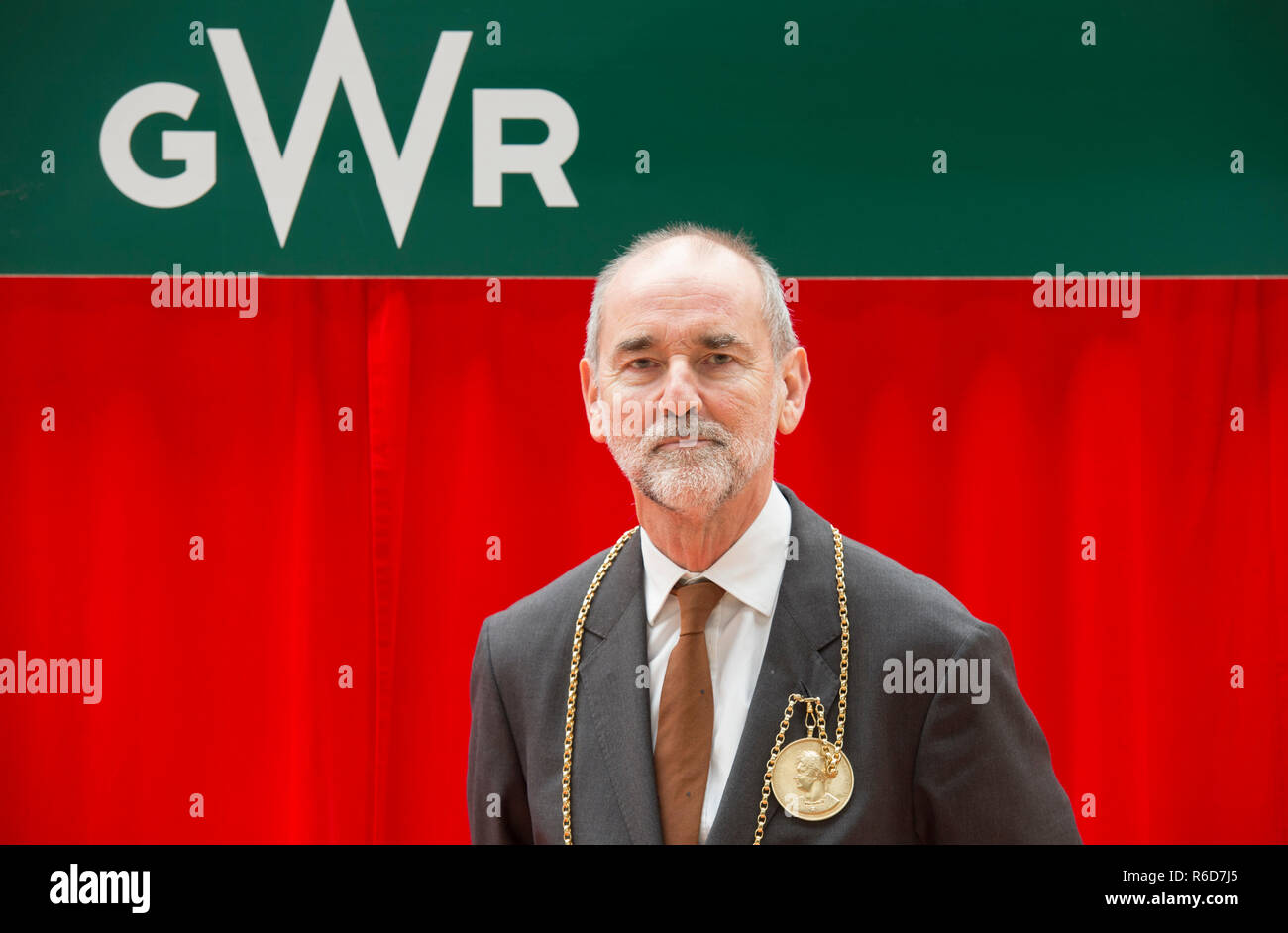 La gare de Paddington, Londres, Royaume-Uni. 5 Décembre, 2018. L'inauguration de l'une des nouvelles du Great Western Railway Trains Intercity Express, dédié à Royal Academy of Arts fondateur et peintre de renommée mondiale, Sir Joshua Reynolds, PRA est annulée le 8 plate-forme à la gare de Paddington, à seulement cinq jours avant la Royal Academy fête son 250e anniversaire le 10 décembre. Le train était en raison d'être dévoilée par Christopher Le Brun, président, Royal Academy of Arts, lors d'une cérémonie spéciale (photo de la cérémonie) mais annulé car le train n'apparaît pas. Credit : Malcolm Park/Alamy Live News. Banque D'Images