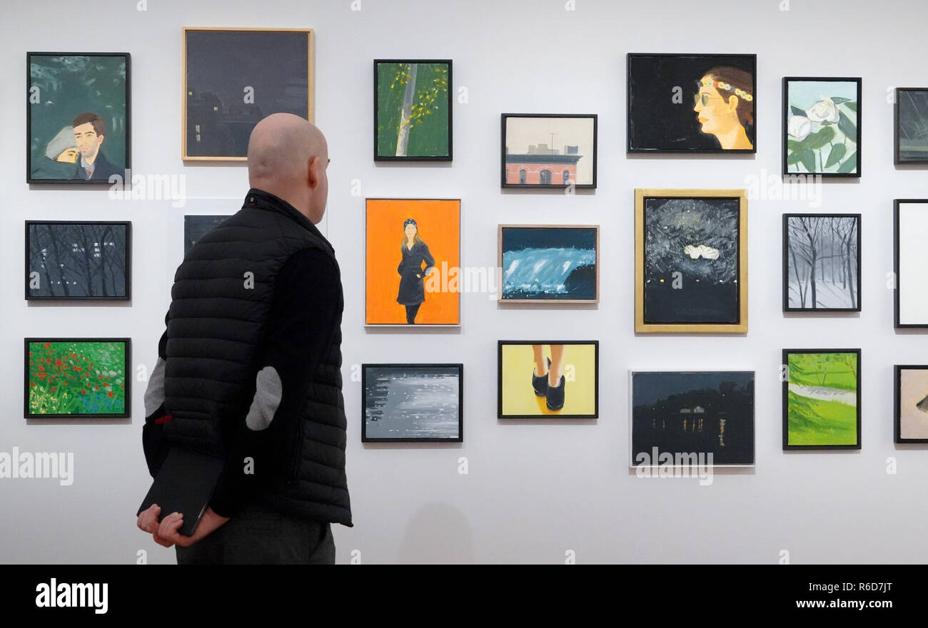 05 décembre 2018, Bavaria, Munich : au cours d'une conférence de presse au musée Brandhorst, un homme regarde les photos de la rétrospective 'Alex Katz'. L'exposition 'Alex Katz' montre à partir de 06.12.2018 à 22.04.2019 environ 80 œuvres de l'artiste. Photo : Katharina Redanz/dpa Banque D'Images