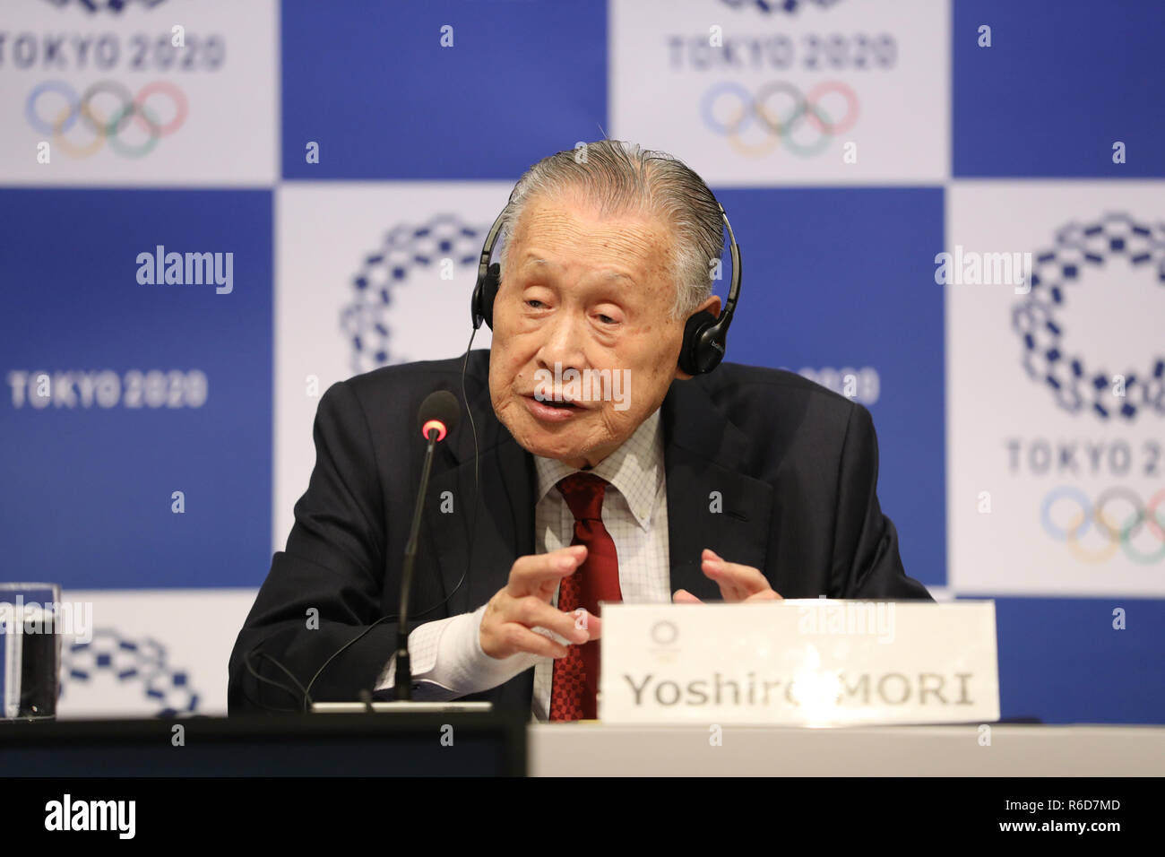 Tokyo, Japon. 5 déc, 2018. Yoshiro Mori, président de la Tokyo 2020 Comité d'organisation, répond aux questions lors d'une conférence de presse commune après la 7e séance de la commission de coordination du CIO pour les Jeux Olympiques 2020 de Tokyo à Tokyo, Japon, 5 décembre 2018. Crédit : Du Xiaoyi/Xinhua/Alamy Live News Banque D'Images