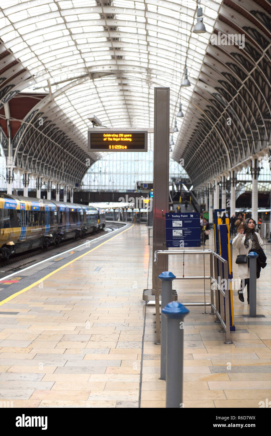 La gare de Paddington, Londres, Royaume-Uni. 5 Décembre, 2018. L'inauguration de l'une des nouvelles du Great Western Railway Trains Intercity Express, dédié à Royal Academy of Arts fondateur et peintre de renommée mondiale, Sir Joshua Reynolds, PRA est annulée le 8 plate-forme à la gare de Paddington, à seulement cinq jours avant la Royal Academy fête son 250e anniversaire le 10 décembre. Le train était en raison d'être dévoilée par Christopher Le Brun, président, Royal Academy of Arts à une cérémonie spéciale mais annulé car le train n'apparaît pas. Credit : Malcolm Park/Alamy Live News. Banque D'Images