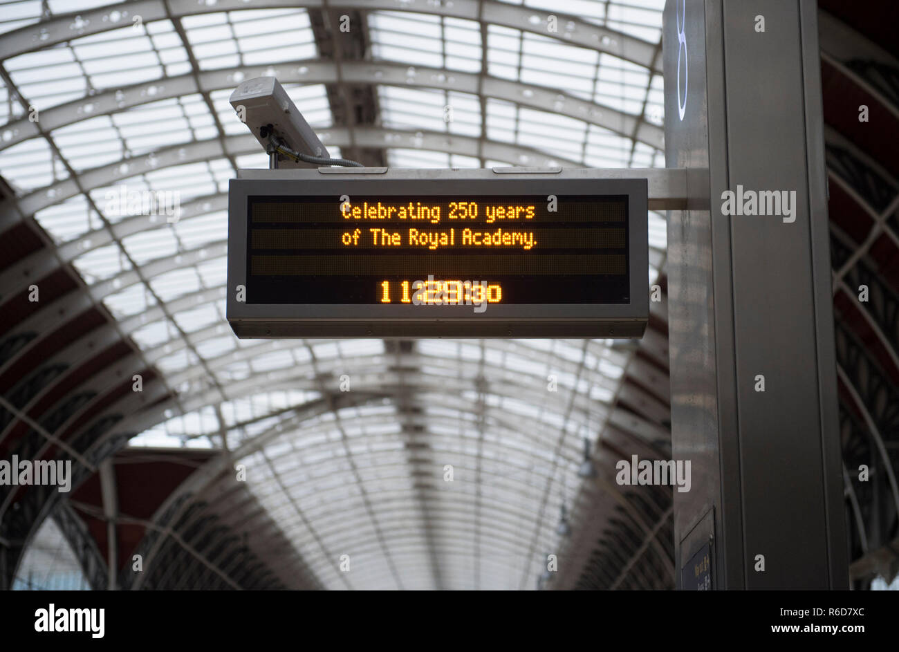 La gare de Paddington, Londres, Royaume-Uni. 5 Décembre, 2018. L'inauguration de l'une des nouvelles du Great Western Railway Trains Intercity Express, dédié à Royal Academy of Arts fondateur et peintre de renommée mondiale, Sir Joshua Reynolds, PRA est annulée le 8 plate-forme à la gare de Paddington, à seulement cinq jours avant la Royal Academy fête son 250e anniversaire le 10 décembre. Le train était en raison d'être dévoilée par Christopher Le Brun, président, Royal Academy of Arts à une cérémonie spéciale mais annulé car le train n'apparaît pas. Credit : Malcolm Park/Alamy Live News. Banque D'Images