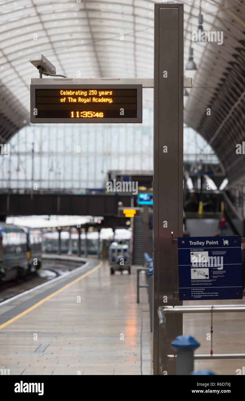La gare de Paddington, Londres, Royaume-Uni. 5 Décembre, 2018. L'inauguration de l'une des nouvelles du Great Western Railway Trains Intercity Express, dédié à Royal Academy of Arts fondateur et peintre de renommée mondiale, Sir Joshua Reynolds, PRA est annulée le 8 plate-forme à la gare de Paddington, à seulement cinq jours avant la Royal Academy fête son 250e anniversaire le 10 décembre. Le train était en raison d'être dévoilée par Christopher Le Brun, président, Royal Academy of Arts à une cérémonie spéciale mais annulé car le train n'apparaît pas. De droit : la plate-forme vide 8. Credit : Malcolm Park/Alamy Live News. Banque D'Images