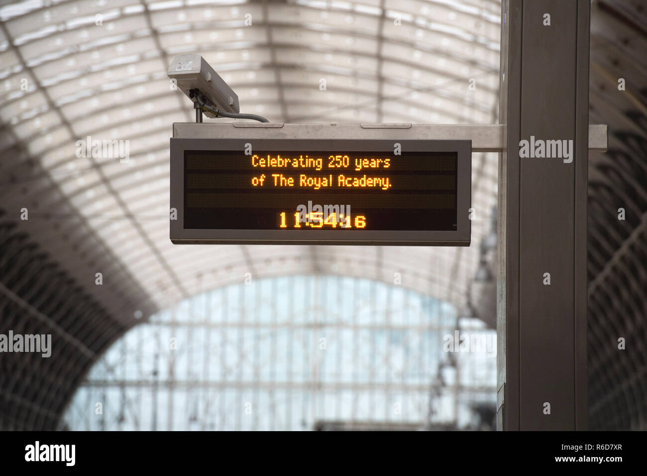 La gare de Paddington, Londres, Royaume-Uni. 5 Décembre, 2018. L'inauguration de l'une des nouvelles du Great Western Railway Trains Intercity Express, dédié à Royal Academy of Arts fondateur et peintre de renommée mondiale, Sir Joshua Reynolds, PRA est annulée le 8 plate-forme à la gare de Paddington, à seulement cinq jours avant la Royal Academy fête son 250e anniversaire le 10 décembre. Le train était en raison d'être dévoilée par Christopher Le Brun, président, Royal Academy of Arts à une cérémonie spéciale mais annulé car le train n'apparaît pas. Credit : Malcolm Park/Alamy Live News. Banque D'Images